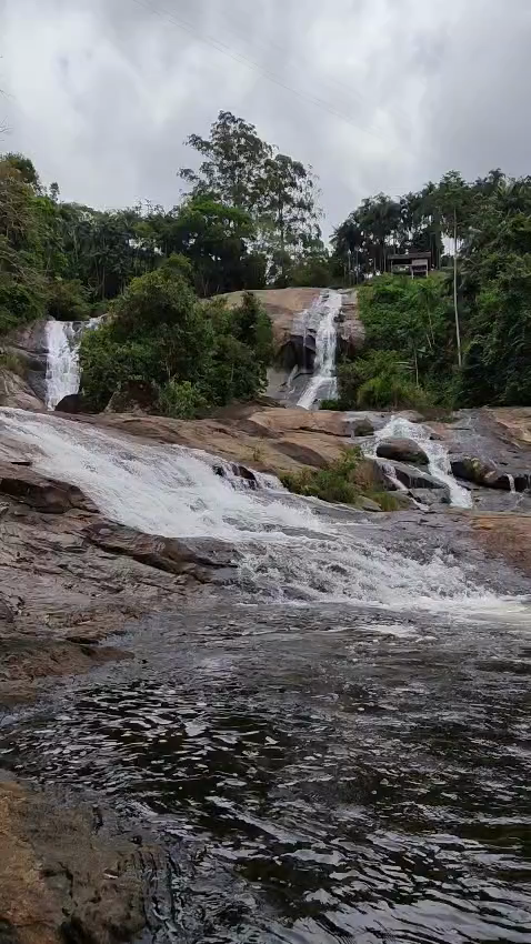 Vídeo de água correndo pela cachoeira, cercada de natureza